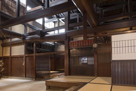 囲炉裏のある明治時代の古民家 - 商用利用可能な写真素材・イラスト