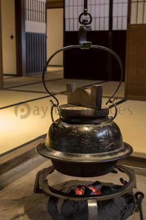 囲炉裏のある明治時代の古民家 - 商用利用可能な写真素材・イラスト