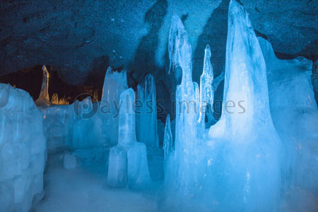富岳風穴 氷柱 商用利用可能な写真素材 イラスト素材ならストックフォトの定額制ペイレスイメージズ