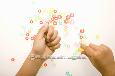 ビーズをつまむ子供の手 商用利用可能な写真素材 イラスト素材ならストックフォトの定額制ペイレスイメージズ