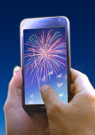 スマホで花火を撮影する人 ストックフォトの定額制ペイレスイメージズ