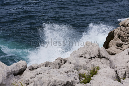 岩に砕ける波 商用利用可能な写真素材 イラスト素材ならストックフォトの定額制ペイレスイメージズ