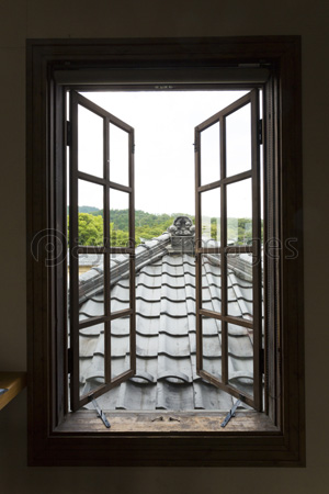 観音開きの格子窓と屋根 商用利用可能な写真素材 イラスト素材ならストックフォトの定額制ペイレスイメージズ 観音開きの格子窓と屋根 商用利用可能な写真素材 イラスト素材ならストックフォトの定額制ペイレスイメージズ