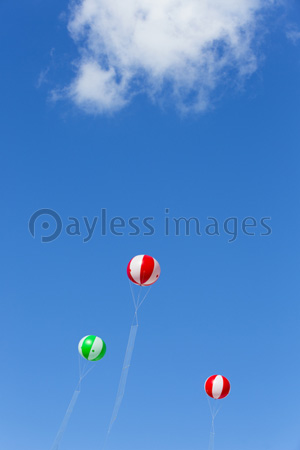 空に浮かぶアドバルーン 商用利用可能な写真素材 イラスト素材ならストックフォトの定額制ペイレスイメージズ