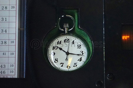 電車の運転席の鉄道時計の写真 イラスト素材 Gf1120704116