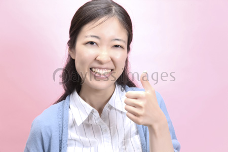 障子の戸を開ける女性 商用利用可能な写真素材 イラスト素材ならストックフォトの定額制ペイレスイメージズ