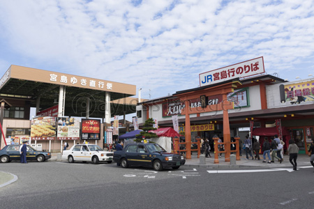 宮島行きフェリー乗り場 商用利用可能な写真素材 イラスト素材ならストックフォトの定額制ペイレスイメージズ