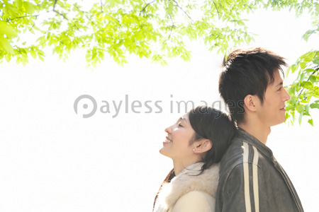 背中合わせのカップル ストックフォトの定額制ペイレスイメージズ