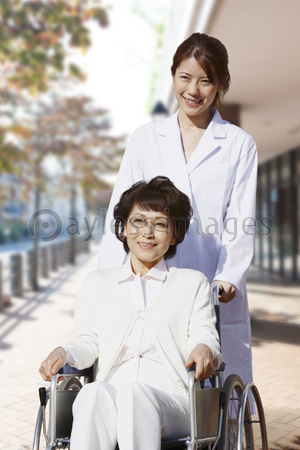 車椅子を押す看護士 ストックフォトの定額制ペイレスイメージズ