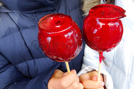 露店のりんご飴を食べる少女 商用利用可能な写真素材 イラスト素材ならストックフォトの定額制ペイレスイメージズ