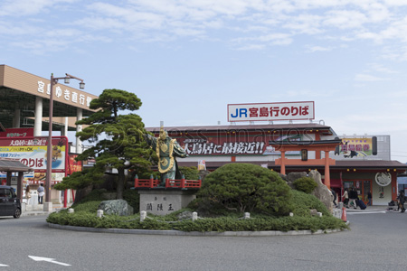 宮島行きフェリー乗り場 商用利用可能な写真素材 イラスト素材ならストックフォトの定額制ペイレスイメージズ