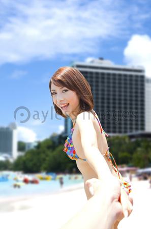 彼氏の手を引く水着の女性 商用利用可能な写真素材 イラスト素材ならストックフォトの定額制ペイレスイメージズ