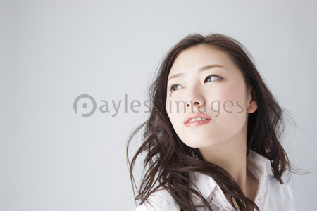 振り返る女性 ストックフォトの定額制ペイレスイメージズ