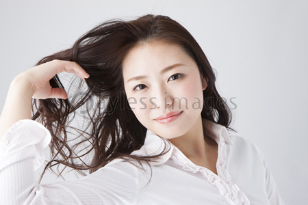 髪をかきあげる女性 商用利用可能な写真素材 イラスト素材ならストックフォトの定額制ペイレスイメージズ