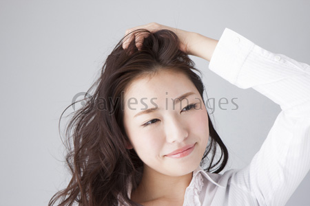 髪をかきあげる女性 ストックフォトの定額制ペイレスイメージズ