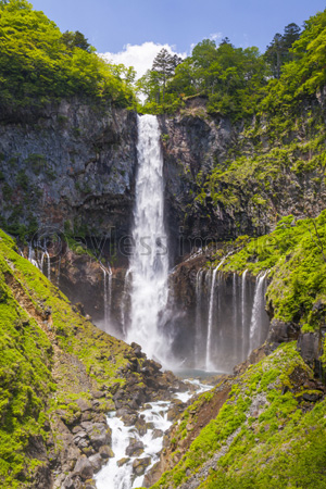 新緑の華厳の滝 商用利用可能な写真素材 イラスト素材ならストックフォトの定額制ペイレスイメージズ