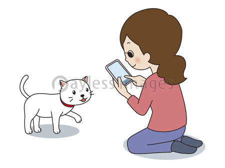 スマホで猫の写真を撮る女性 商用利用可能な写真素材 イラスト素材ならストックフォトの定額制ペイレスイメージズ