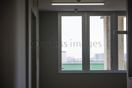 学校の廊下の窓 商用利用可能な写真素材 イラスト素材ならストックフォトの定額制ペイレスイメージズ