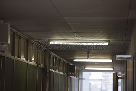 学校の廊下の蛍光灯 商用利用可能な写真素材 イラスト素材ならストックフォトの定額制ペイレスイメージズ