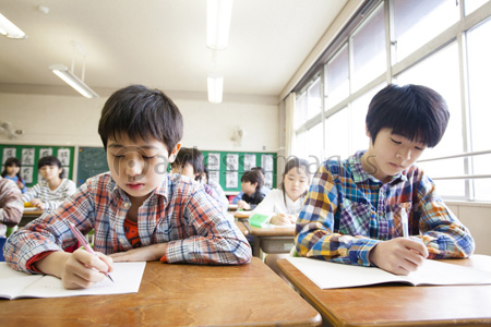 小学生の授業風景 商用利用可能な写真素材 イラスト素材ならストックフォトの定額制ペイレスイメージズ