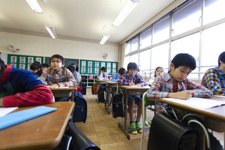 小学生の授業風景 商用利用可能な写真素材 イラスト素材ならストックフォトの定額制ペイレスイメージズ