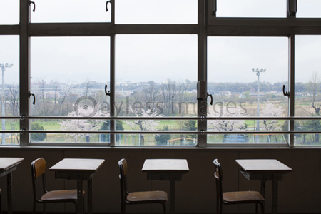 教室の窓から見える桜 商用利用可能な写真素材 イラスト素材ならストックフォトの定額制ペイレスイメージズ