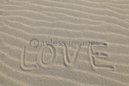 砂浜にloveの文字 商用利用可能な写真素材 イラスト素材ならストックフォトの定額制ペイレスイメージズ