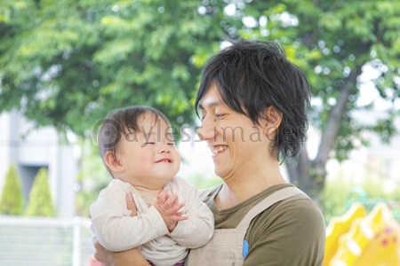 赤ちゃんを抱っこする保育士 ストックフォトの定額制ペイレスイメージズ