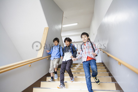 階段を下りる小学生 商用利用可能な写真素材 イラスト素材ならストックフォトの定額制ペイレスイメージズ