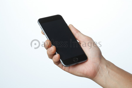 スマートフォンを持つ男性の手 商用利用可能な写真素材 イラスト素材ならストックフォトの定額制ペイレスイメージズ