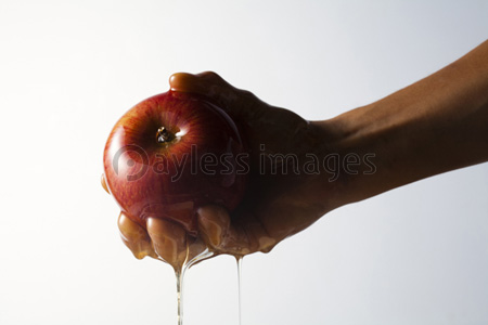 林檎を持つ男性 商用利用可能な写真素材 イラスト素材ならストックフォトの定額制ペイレスイメージズ