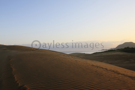 鳥取砂丘からの日の出 商用利用可能な写真素材 イラスト素材ならストックフォトの定額制ペイレスイメージズ