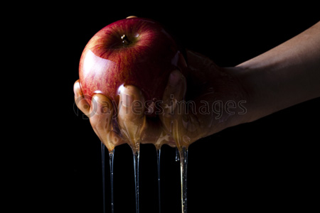 林檎を持つ男性 商用利用可能な写真素材 イラスト素材ならストックフォトの定額制ペイレスイメージズ