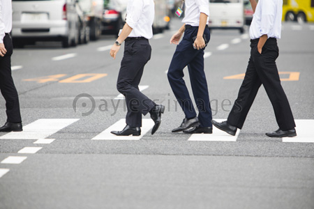 横断歩道を歩くビジネスマン 商用利用可能な写真素材 イラスト素材ならストックフォトの定額制ペイレスイメージズ