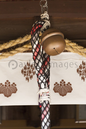 牛窓神社の鈴緒 商用利用可能な写真素材 イラスト素材ならストックフォトの定額制ペイレスイメージズ