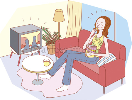 テレビを見てくつろぐ女性 商用利用可能な写真素材 イラスト素材ならストックフォトの定額制ペイレスイメージズ