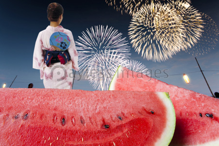 スイカと花火 商用利用可能な写真素材 イラスト素材ならストックフォトの定額制ペイレスイメージズ