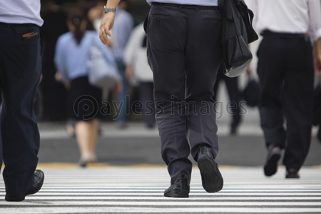 歩く足元の写真 イラスト素材 写真素材 ストックフォトの定額制ペイレスイメージズ