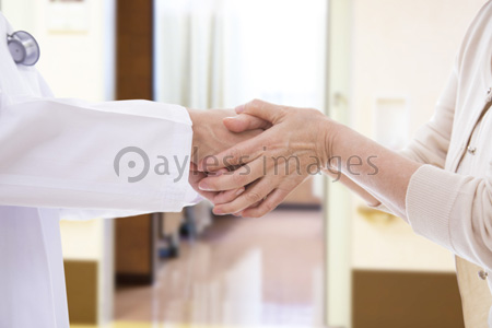 手を取り合う医者と患者の家族 商用利用可能な写真素材 イラスト素材ならストックフォトの定額制ペイレスイメージズ