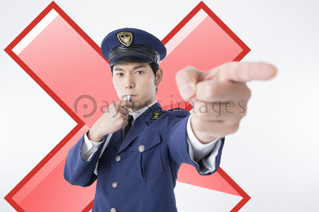 指をさす警察官の男性 ストックフォトの定額制ペイレスイメージズ