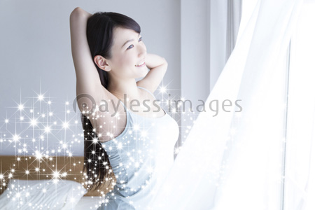 目覚めて笑顔の女性 商用利用可能な写真素材 イラスト素材ならストックフォトの定額制ペイレスイメージズ