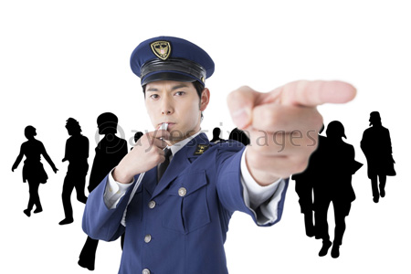 指をさす警察官の男性 ストックフォトの定額制ペイレスイメージズ