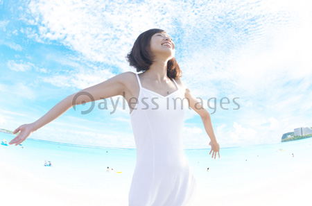 海辺で天を仰ぐ女性 ストックフォトの定額制ペイレスイメージズ