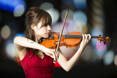 バイオリンを弾く女性 ストックフォトの定額制ペイレスイメージズ