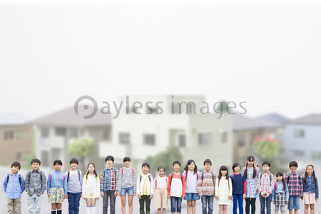 一列に並ぶ小学生 商用利用可能な写真素材 イラスト素材ならストックフォトの定額制ペイレスイメージズ