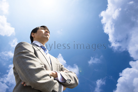 オフィス街に立つビジネスマン 商用利用可能な写真素材 イラスト素材ならストックフォトの定額制ペイレスイメージズ