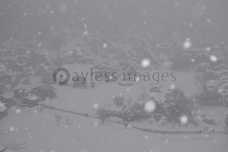 雪景色の白川郷 商用利用可能な写真素材 イラスト素材ならストックフォトの定額制ペイレスイメージズ