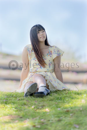 木陰で芝生に座る女性 商用利用可能な写真素材 イラスト素材ならストックフォトの定額制ペイレスイメージズ