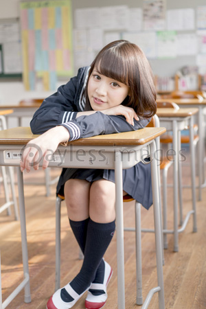 教室で机に座る女子高生 商用利用可能な写真素材 イラスト素材ならストックフォトの定額制ペイレスイメージズ