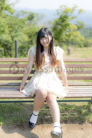 ベンチに座る女性 - 商用利用可能な写真素材・イラスト素材なら